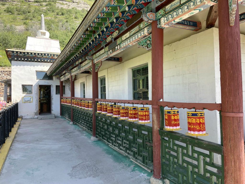 GORKHI TERELJ NATIONAL PARK - enkele gebedsmolens bij de Aryabal meditatie tempel