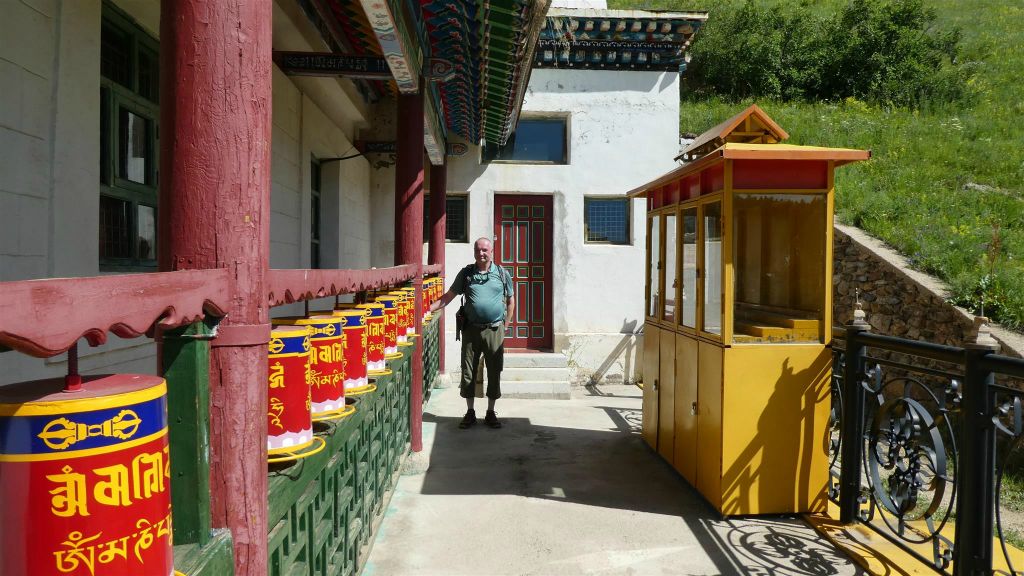 GORKHI TERELJ NATIONAL PARK - Carlos bij enkele gebedsmolens bij de Aryabal meditatie tempel