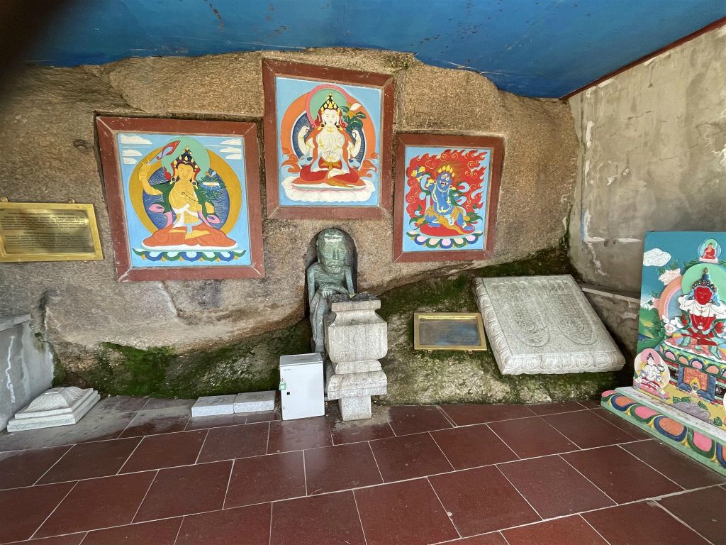 GORKHI TERELJ NATIONAL PARK - binnen in de Milarepa Cave bij het Aryabal meditatie tempel complex