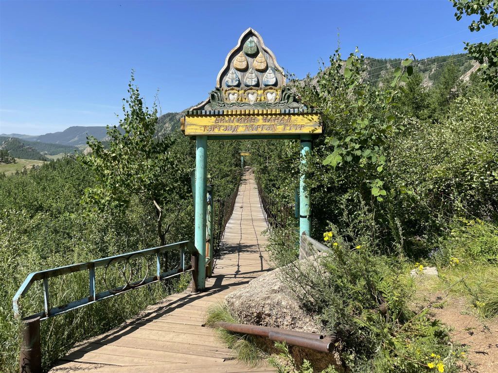 GORKHI TERELJ NATIONAL PARK - een hangbrug bij het Aryabal meditatie tempel complex