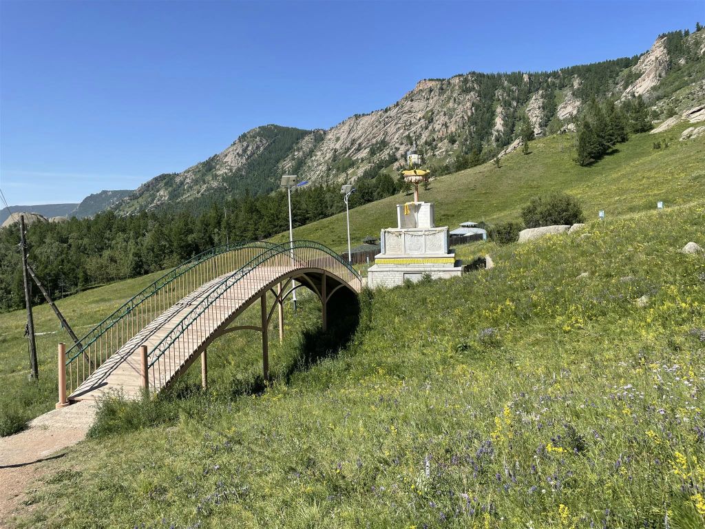 GORKHI TERELJ NATIONAL PARK - een brug en een stupa bij het Aryabal meditatie tempel complex