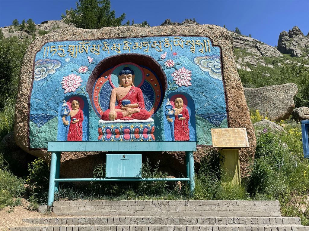 GORKHI TERELJ NATIONAL PARK - een beeld van een Gautama boeddha bij het Aryabal meditatie tempel complex