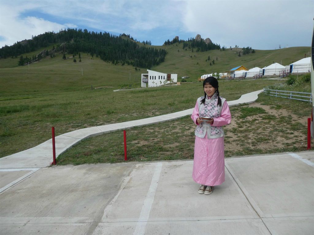 GORKHI TERELJ NATIONAL PARK - een Mongoolse bij het Guru Eco Complex kamp waar we verbleven