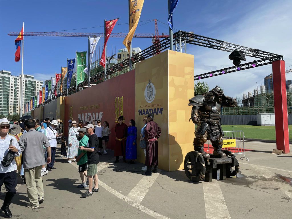 ULAANBAATAR - enkele borden van het Naadam festival en een kunstwerk in de omgeving van het nationaal sportstadion