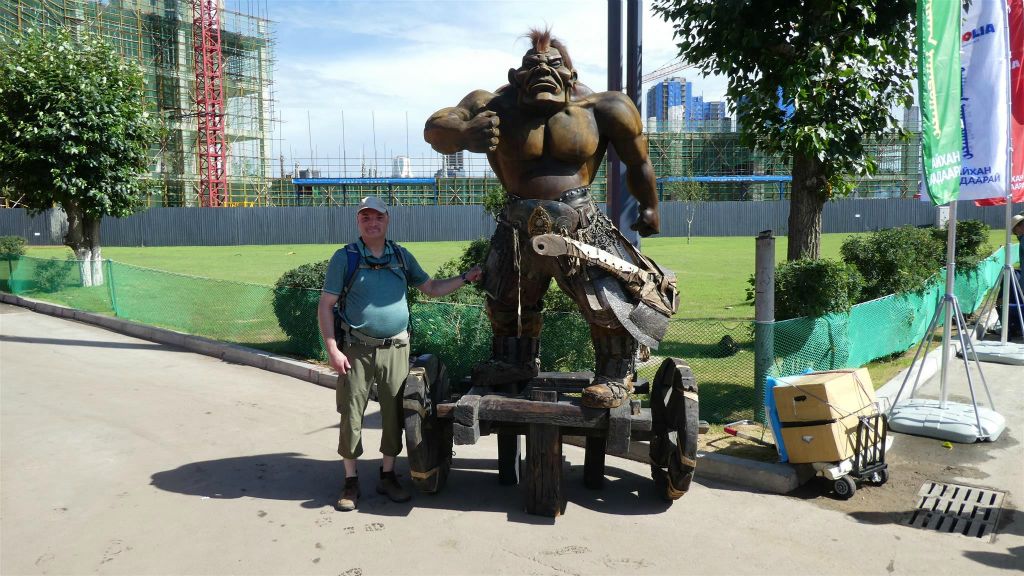 ULAANBAATAR - Carlos bij een kunstwerk in de omgeving van het nationaal sportstadion