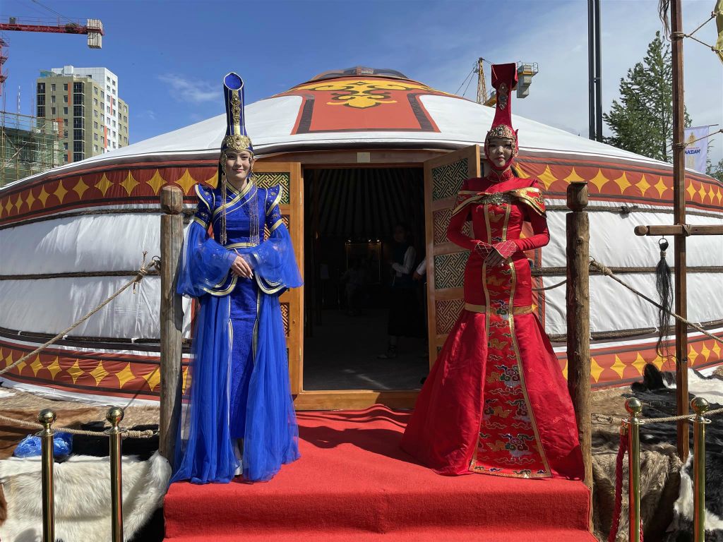 ULAANBAATAR - twee Mongoolse dames in de omgeving van het nationaal sportstadion