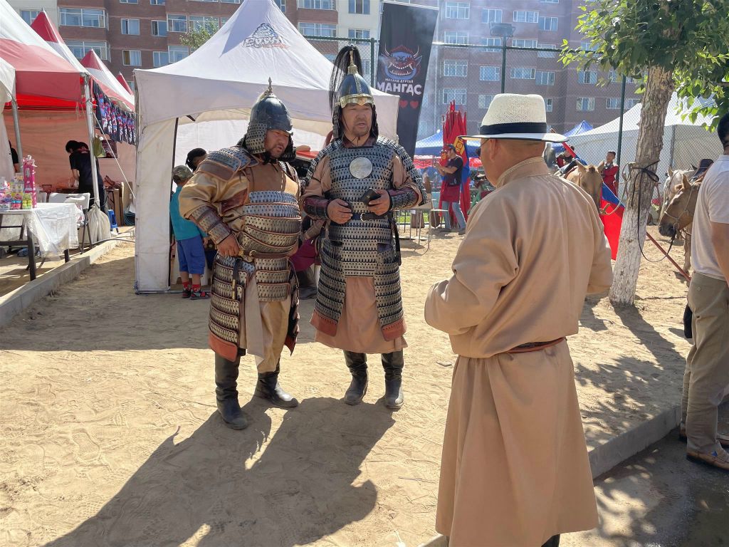ULAANBAATAR - twee Mongoolse mannen in de omgeving van het nationaal sportstadion