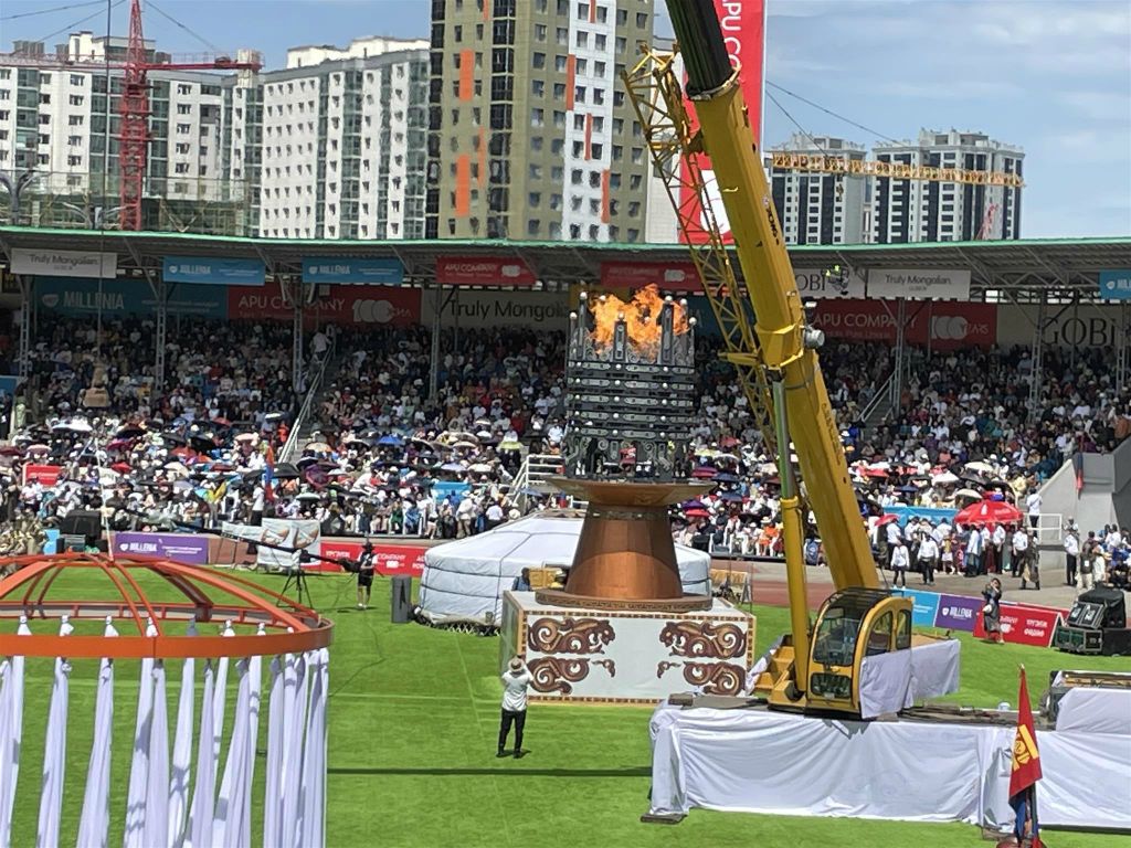 ULAANBAATAR - de ontstoken vlam tijdens de openingsceremonie van het Naadam festival in het nationaal sportstadion