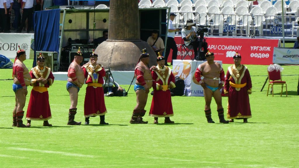 ULAANBAATAR - enkele Mongoolse worstelaars bij het Naadam festival in het nationaal sportstadion
