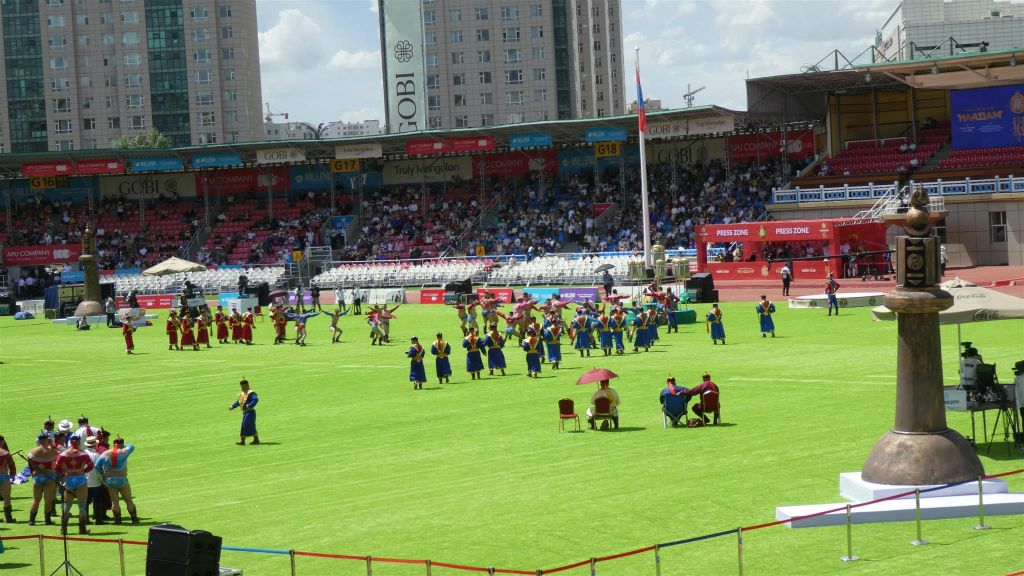 ULAANBAATAR - enkele Mongoolse worstelaars bij het Naadam festival in het nationaal sportstadion