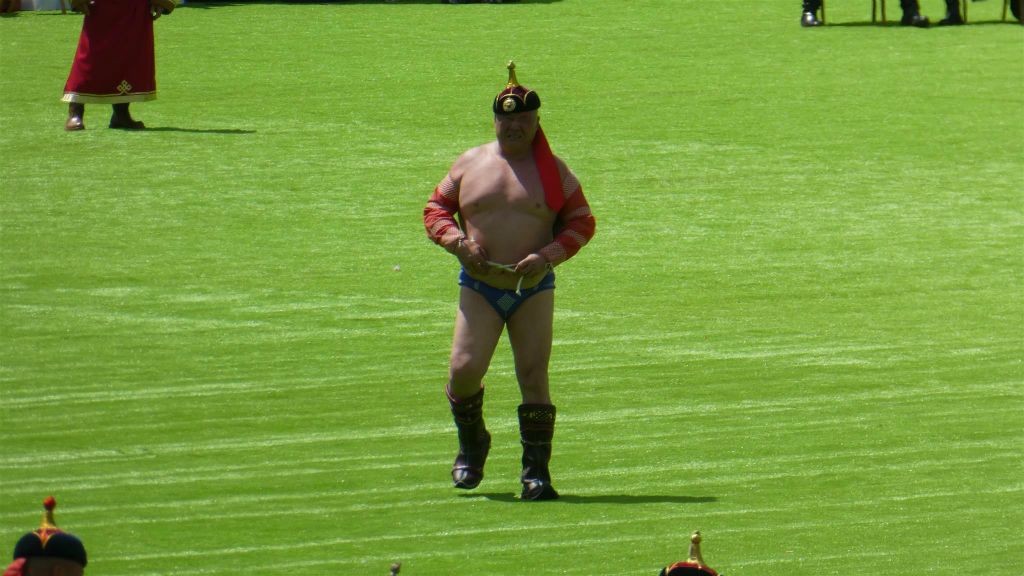 ULAANBAATAR - een Mongoolse worstelaar bij het Naadam festival in het nationaal sportstadion