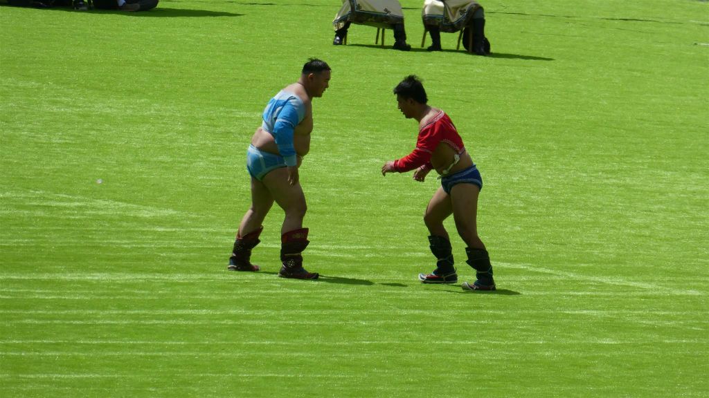 ULAANBAATAR - enkele Mongoolse worstelaars bij het Naadam festival in het nationaal sportstadion