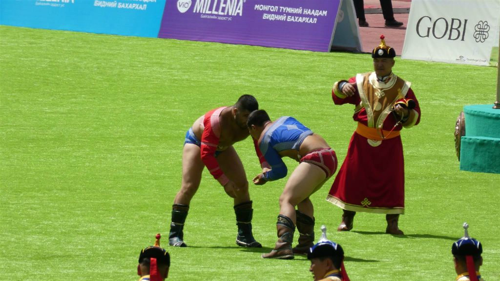 ULAANBAATAR - enkele Mongoolse worstelaars bij het Naadam festival in het nationaal sportstadion