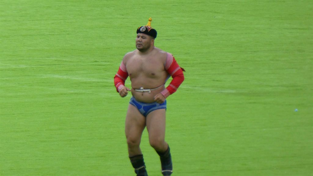 ULAANBAATAR - een Mongoolse worstelaar bij het Naadam festival in het nationaal sportstadion