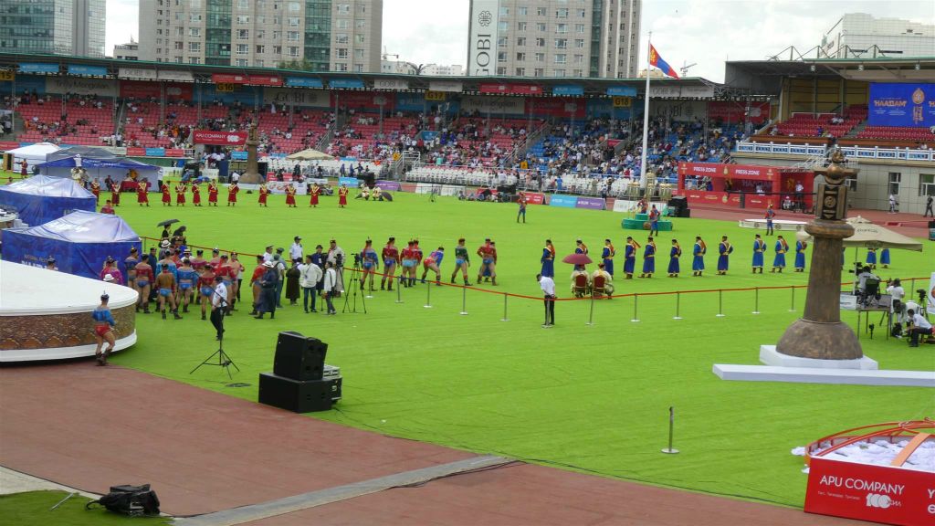 ULAANBAATAR - enkele Mongoolse worstelaars bij het Naadam festival in het nationaal sportstadion