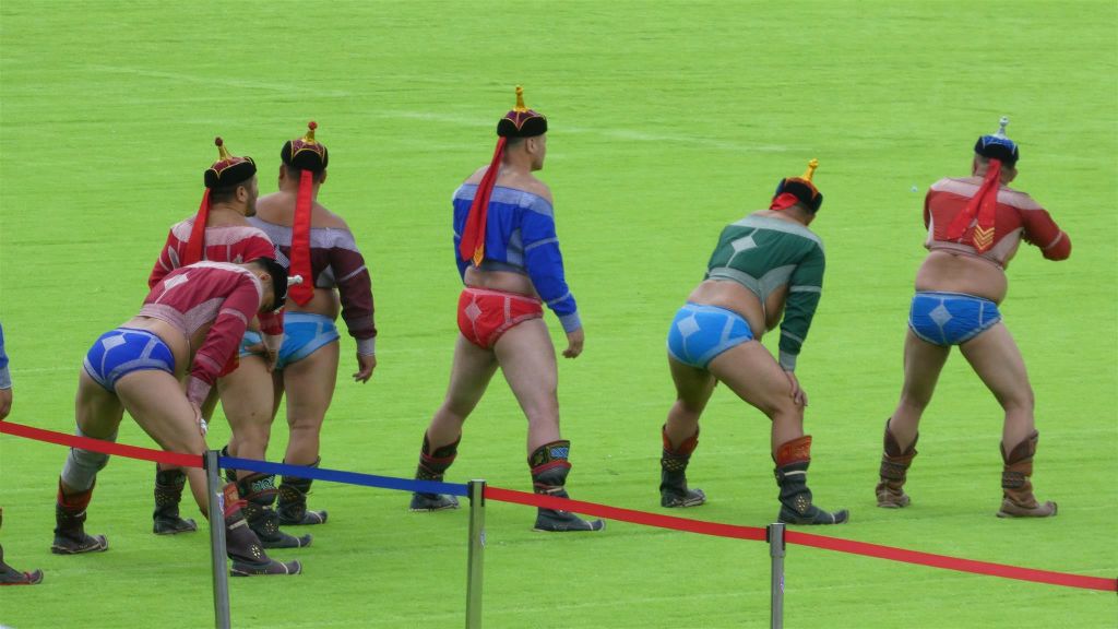 ULAANBAATAR - enkele Mongoolse worstelaars bij het Naadam festival in het nationaal sportstadion