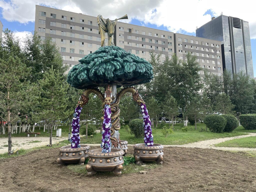 ULAANBAATAR - een kunstwerk in het Bogd Khaan Palace Museumpark