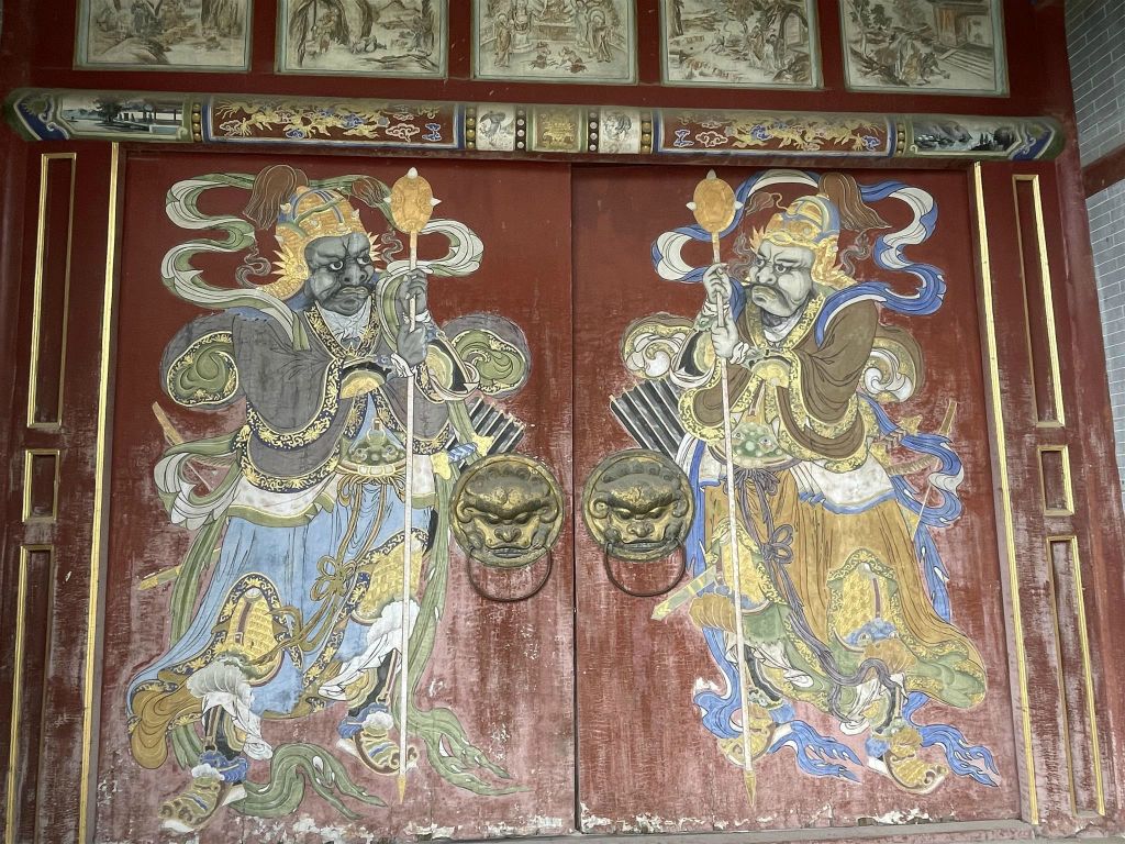 ULAANBAATAR - twee beschildere deuren bij het Bogd Khan Paleismuseum