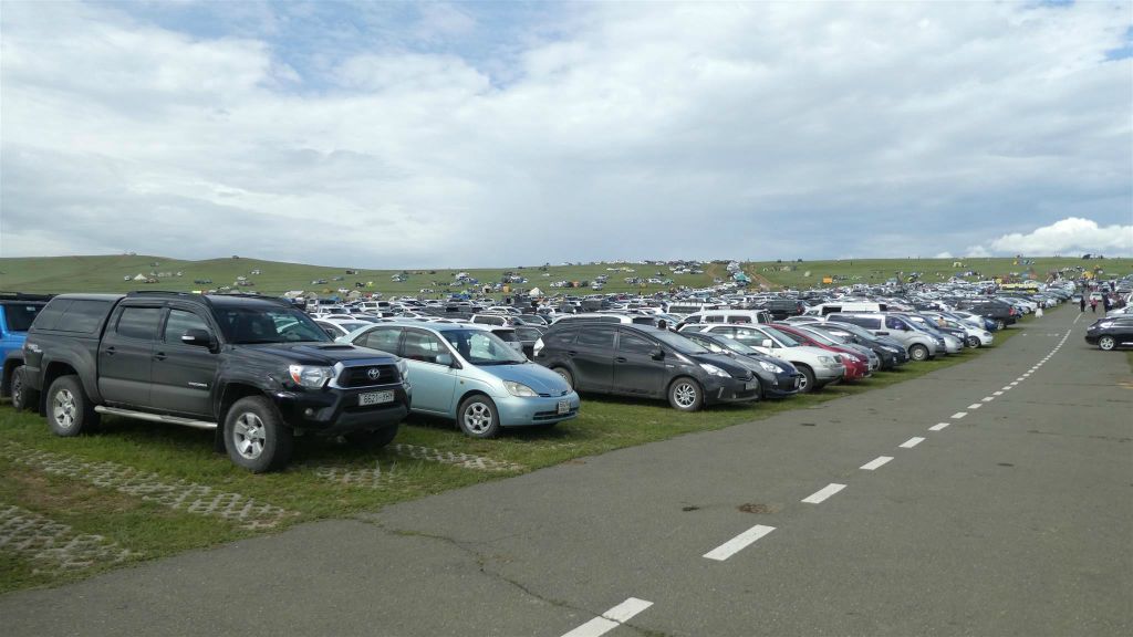 ULAANBAATAR - het parkeerterrein van de Naadam festival paardenrace