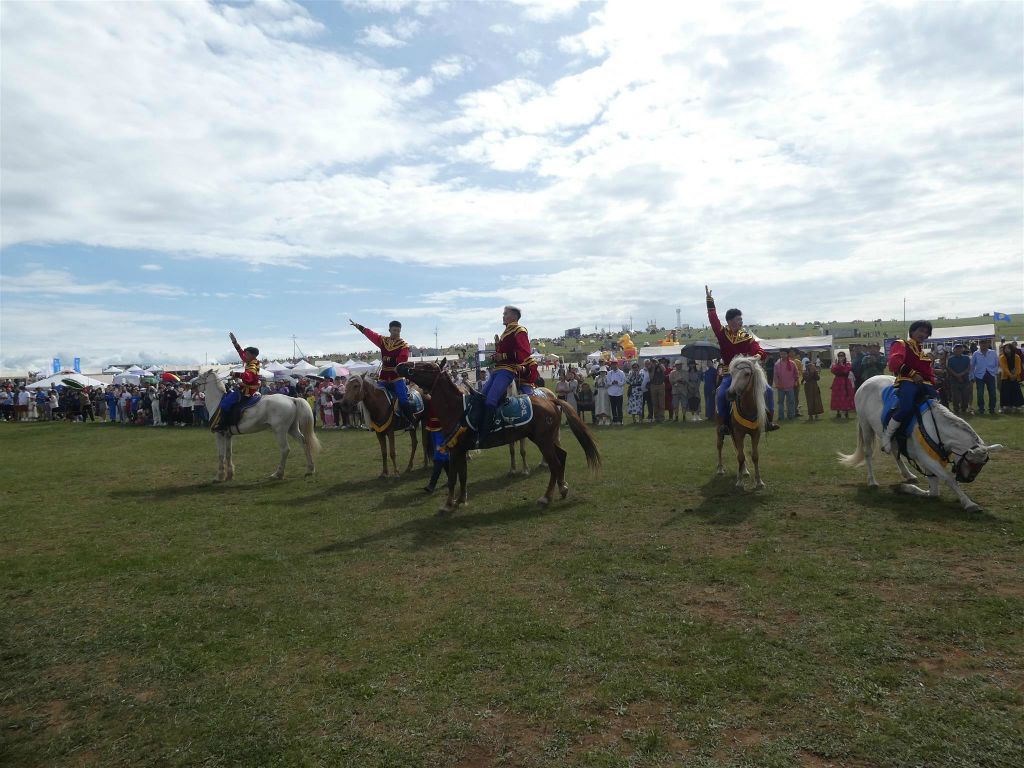 ULAANBAATAR - een paardenshow tijdens de Naadam festival paardenrace