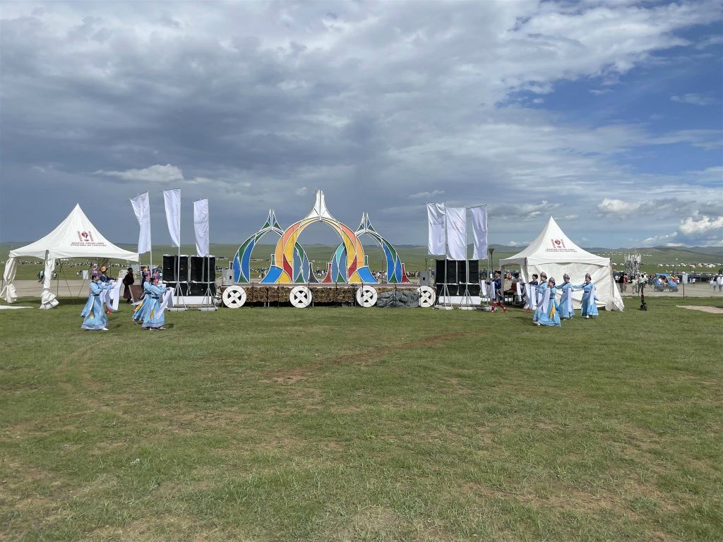 ULAANBAATAR - een optreden tijdens de Naadam festival paardenrace