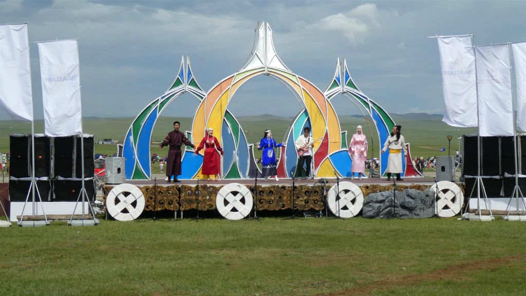 ULAANBAATAR - een optreden tijdens de Naadam festival paardenrace