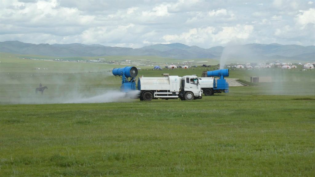 ULAANBAATAR - twee watersproei voertuigen tijdens de Naadam festival paardenrace
