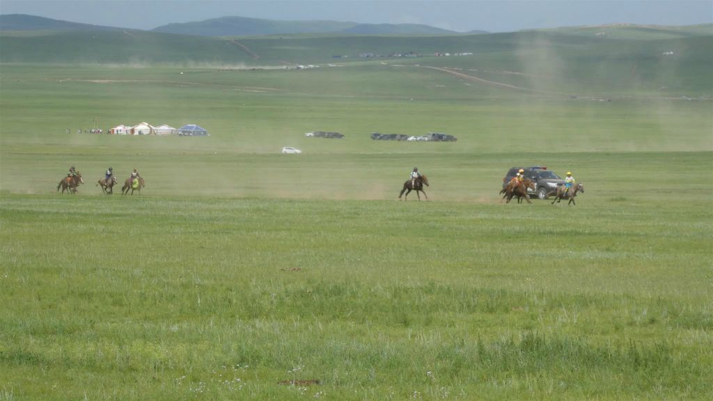 ULAANBAATAR - enkele deelnemers tijdens de Naadam festival paardenrace