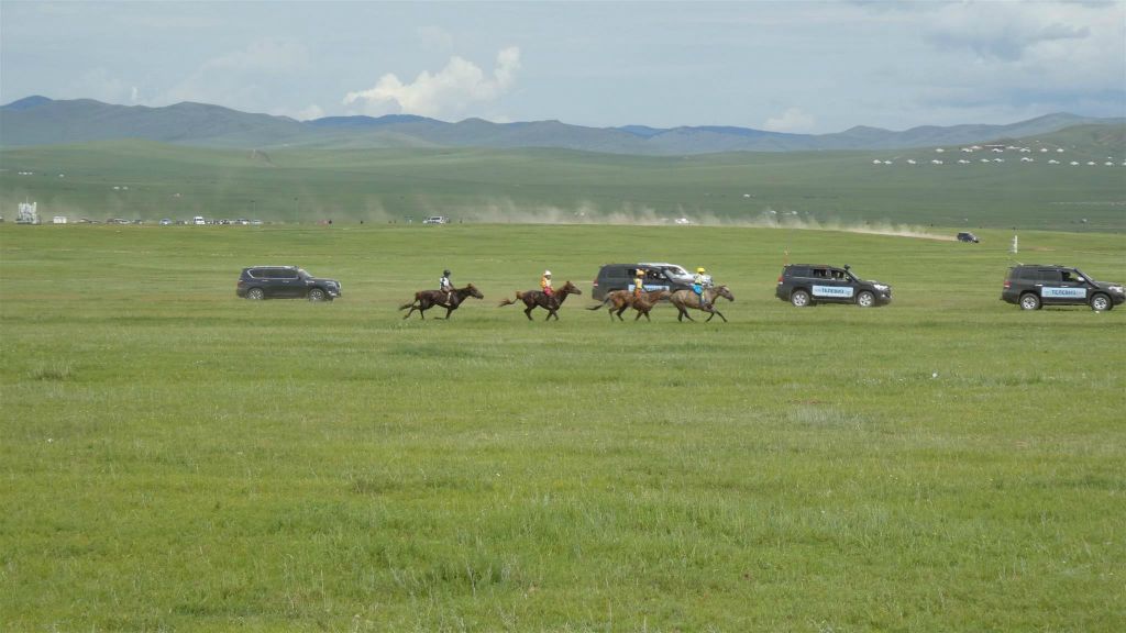 ULAANBAATAR - enkele deelnemers tijdens de Naadam festival paardenrace