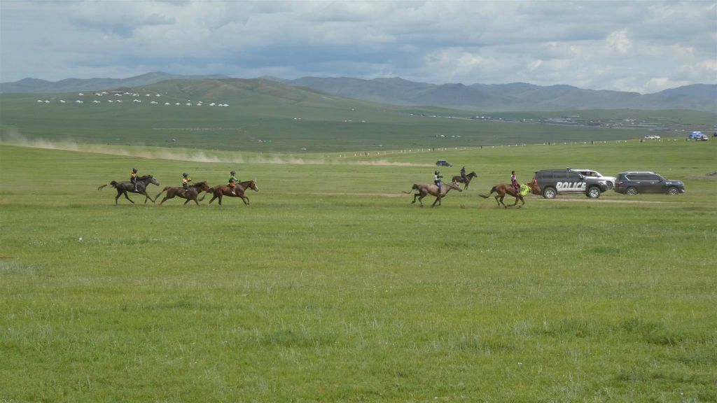 ULAANBAATAR - enkele deelnemers tijdens de Naadam festival paardenrace