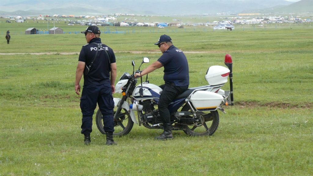 ULAANBAATAR - een motoragent tijdens de Naadam festival paardenrace