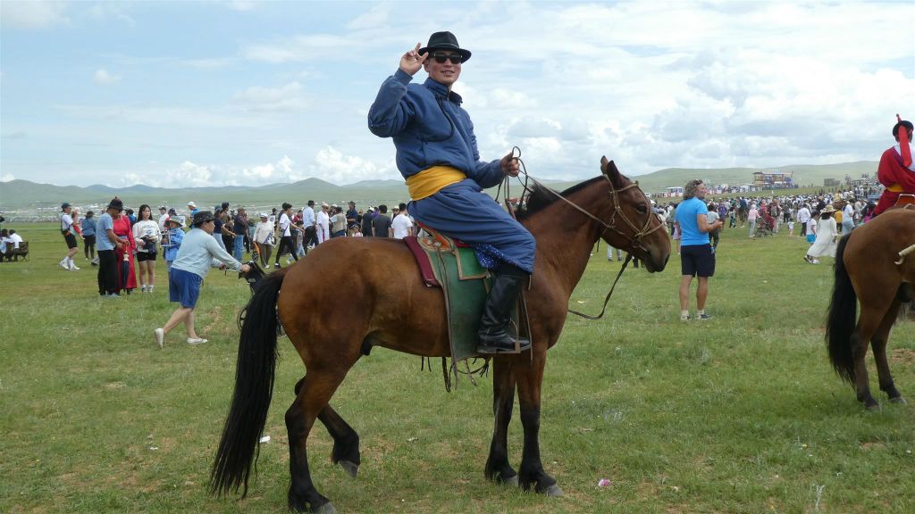 ULAANBAATAR - een Mongool op een paard tijdens de Naadam festival paardenrace