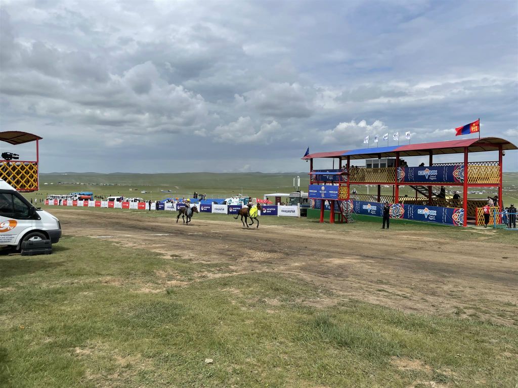 ULAANBAATAR - de finishlijn van de Naadam festival paardenrace