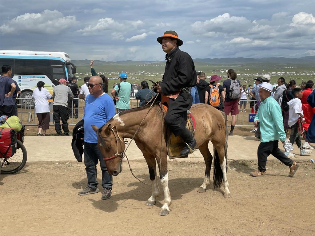 ULAANBAATAR - een Mongool op een paard tijdens de Naadam festival paardenrace