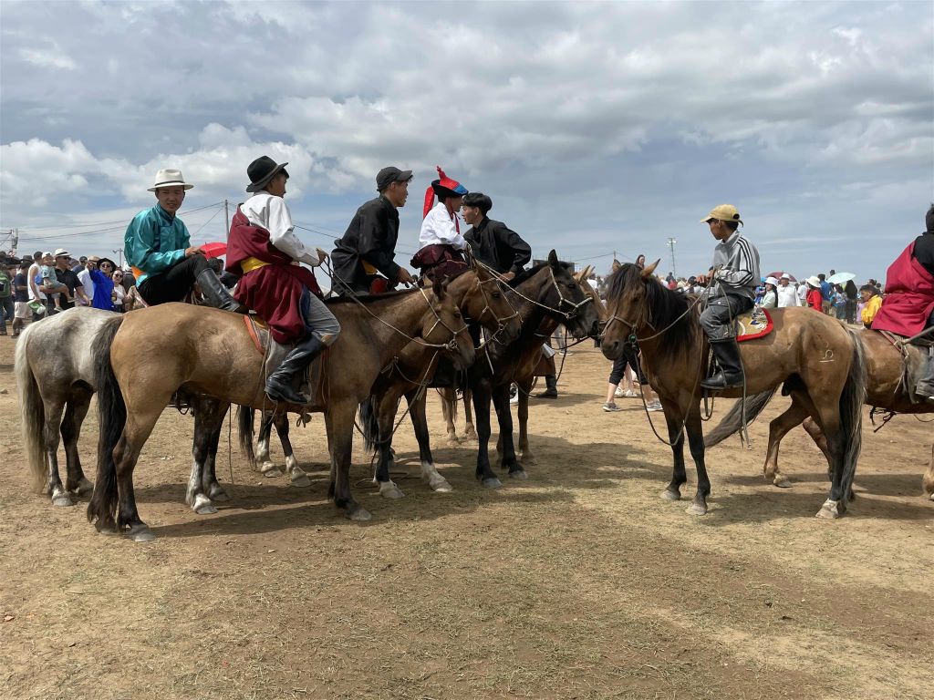 ULAANBAATAR - enkele Mongolen op een paard tijdens de Naadam festival paardenrace