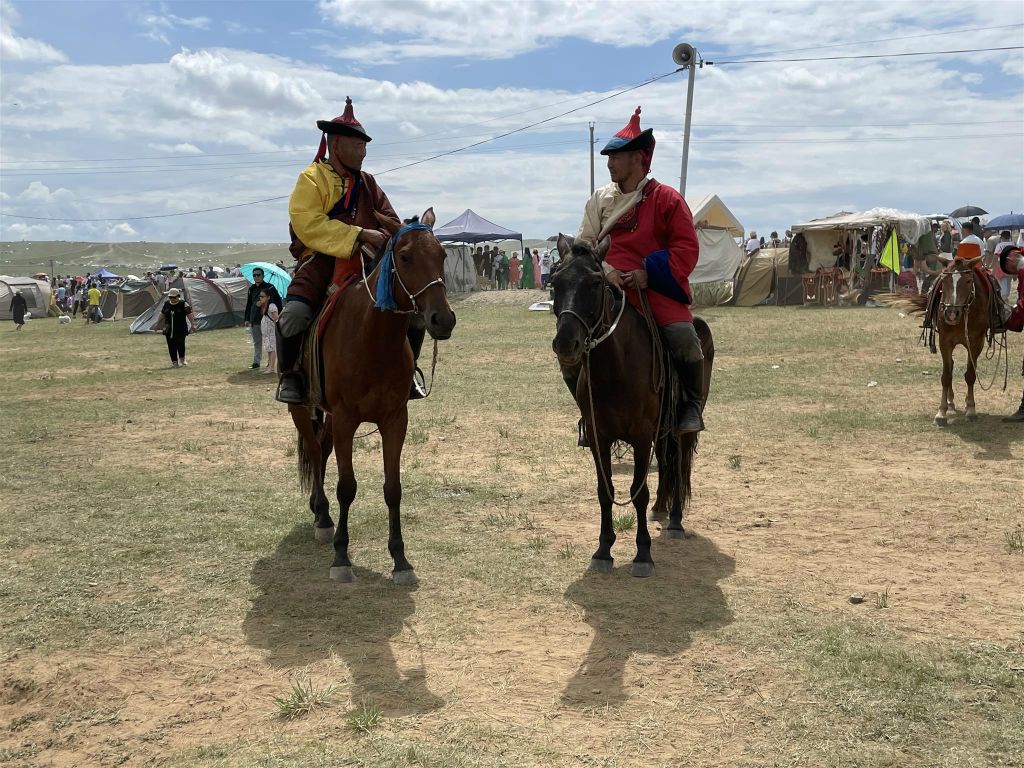 ULAANBAATAR - twee Mongolen op een paard tijdens de Naadam festival paardenrace