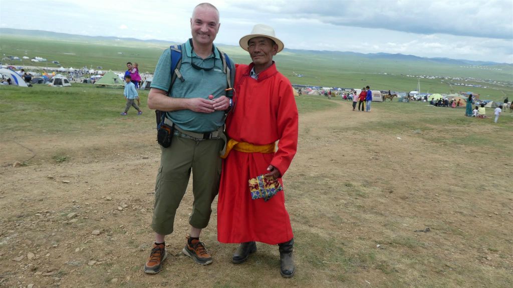 ULAANBAATAR - Carlos met een Mongool tijdens de Naadam festival paardenrace