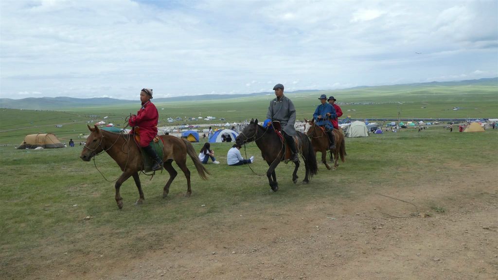 ULAANBAATAR - enkele Mongolen op een paard tijdens de Naadam festival paardenrace