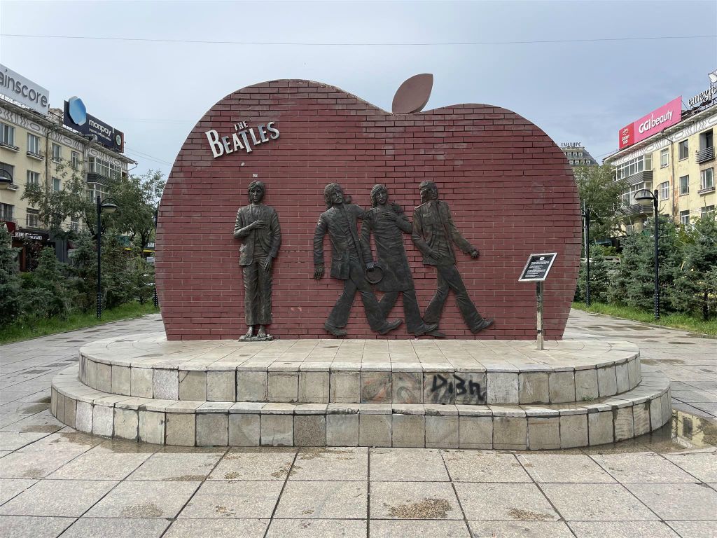 ULAANBAATAR - het Beatles monument op Fountain Square