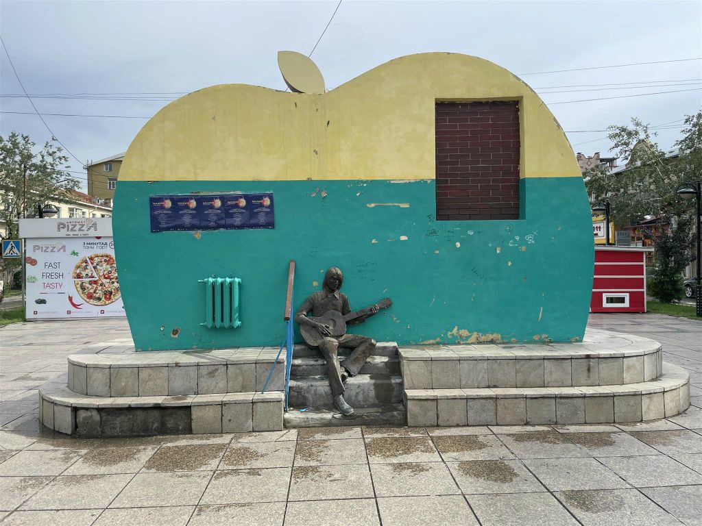 ULAANBAATAR - een kunstwerk bij het Beatles monument op Fountain Square