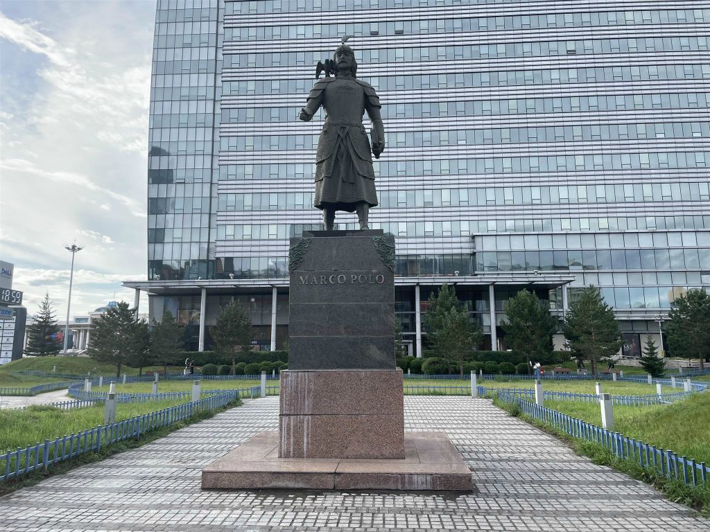 ULAANBAATAR - een standbeeld ter ere van de ontdekkingsreiziger Marco Polo (1254-1324)