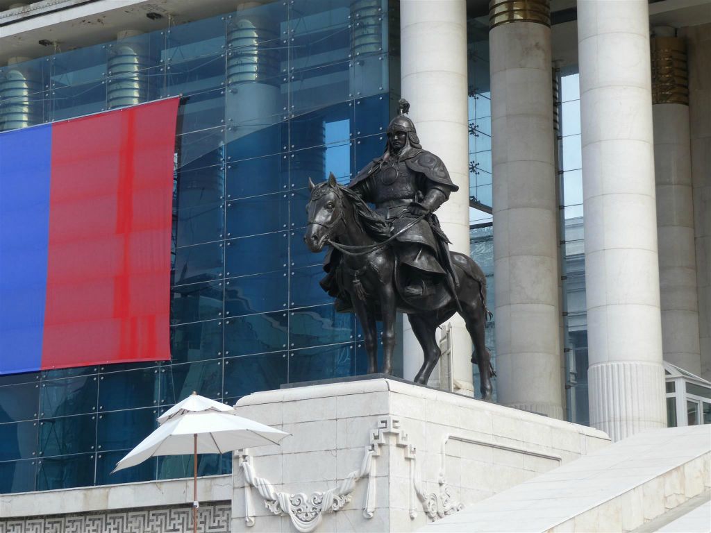 ULAANBAATAR - een standbeeld bij het regeringspaleis