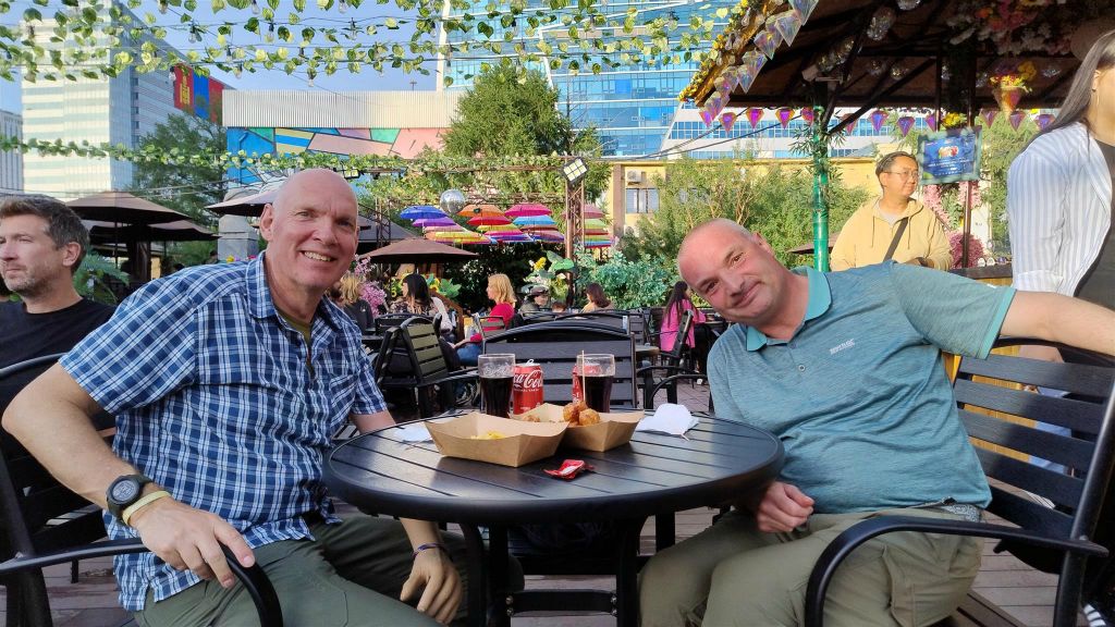 ULAANBAATAR - Kees en Carlos bij de Urban street food