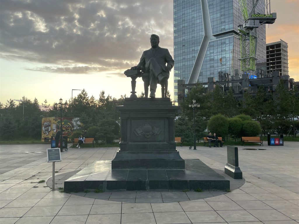 ULAANBAATAR - een standbeeld ter ere van de Mongools staatsman en staatshoofd Yumjaagiin Tsedenbal (1916-1991)