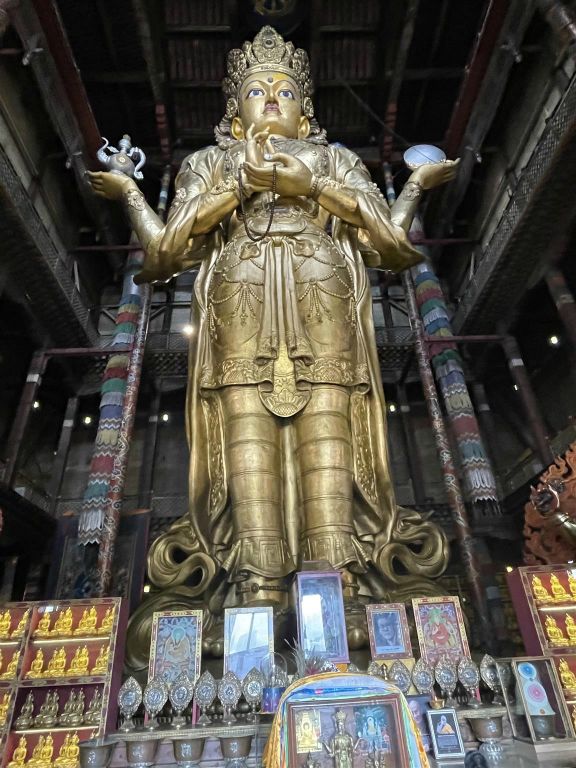 ULAANBAATAR - het standbeeld van Avalokiteśvara in de Megzed Janraiseg-tempel van het Gandanklooster complex
