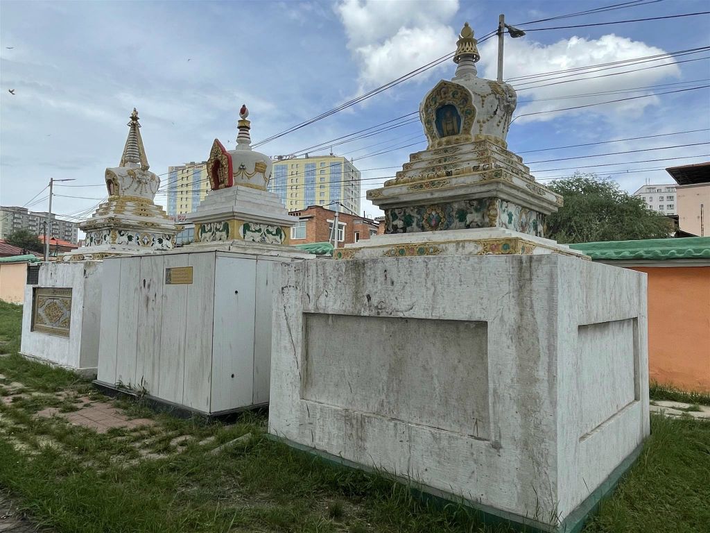 ULAANBAATAR - enkele stoepa's bij het Gandanklooster complex