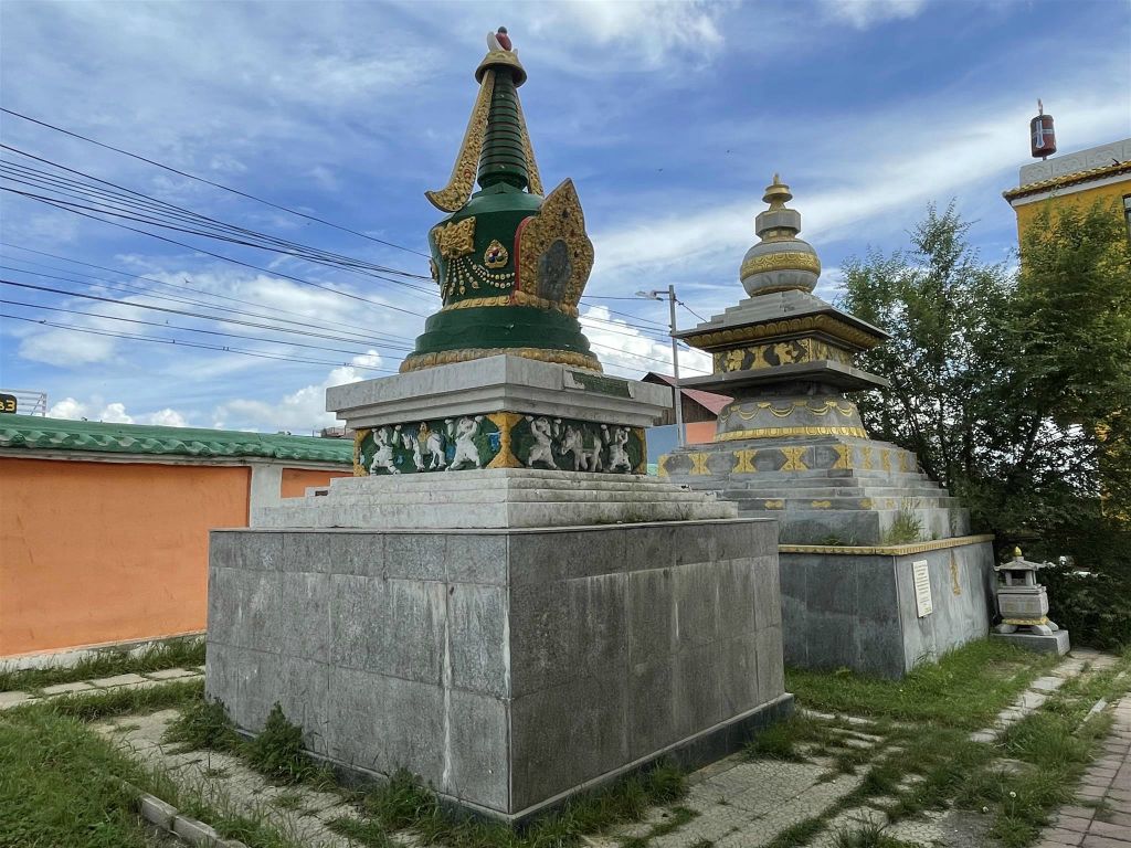 ULAANBAATAR - enkele stoepa's bij het Gandanklooster complex