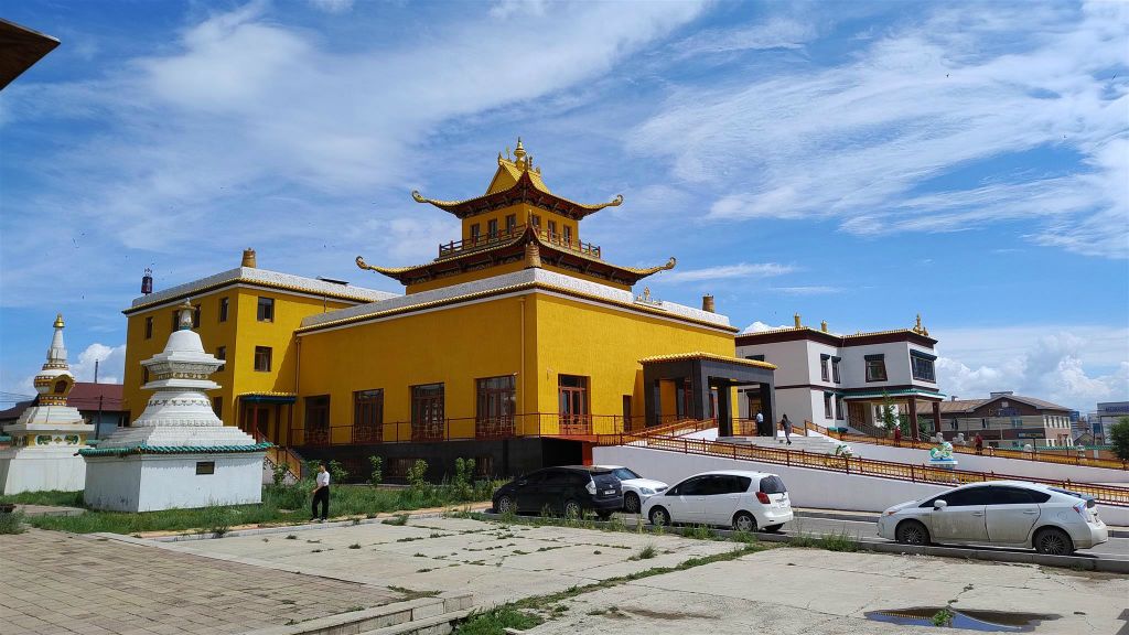 ULAANBAATAR - een aantal kloostergebouwen bij het Gandanklooster complex