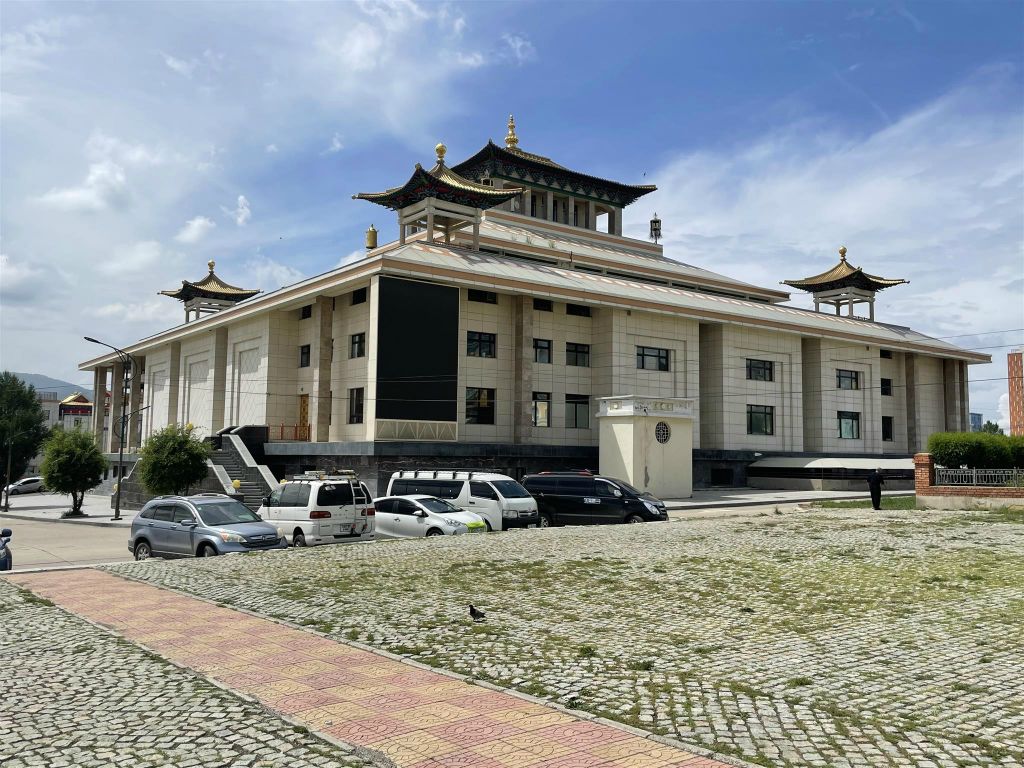 ULAANBAATAR - een gebouw met oa Khan bank en gebedsruimte bij het Gandanklooster complex