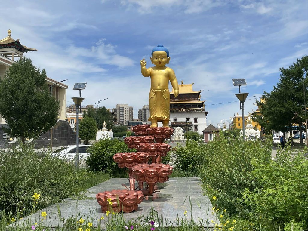 ULAANBAATAR - een Shakyamuni boeddha beeld bij het Gandanklooster complex
